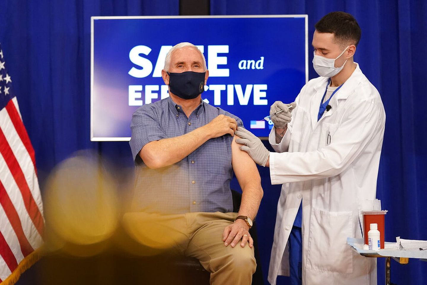 12月18日早上，美国副总统彭斯（Mike Pence）在白宫公开接种辉瑞的新冠肺炎疫苗，接种过程在电视上进行了直播。（AP）