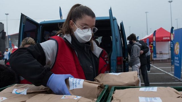 Woman at a food distribution point in Madrid (24/12/20)