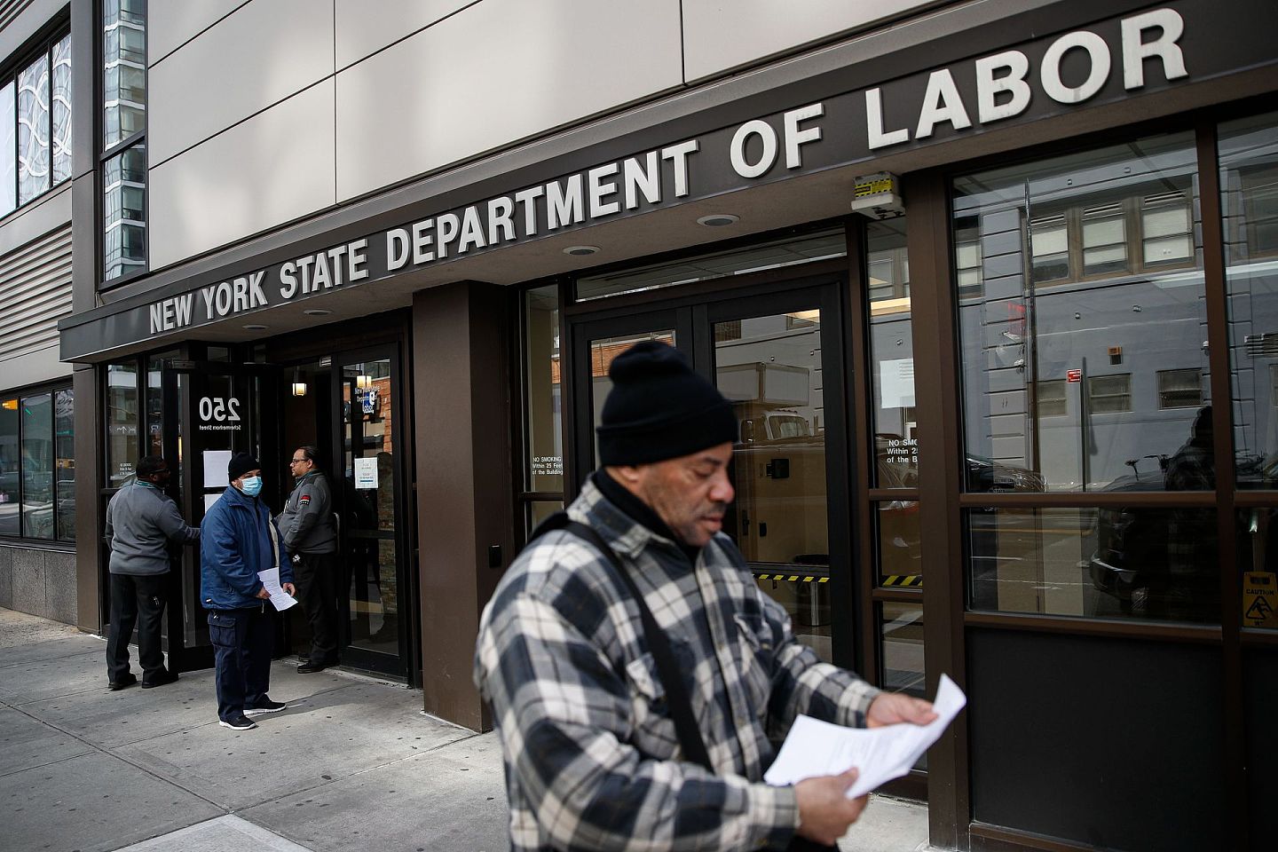 美国劳动部12月17日公布的数据显示，美国12月12日当周首次申请失业救济人数为88.5万人。（美联社）
