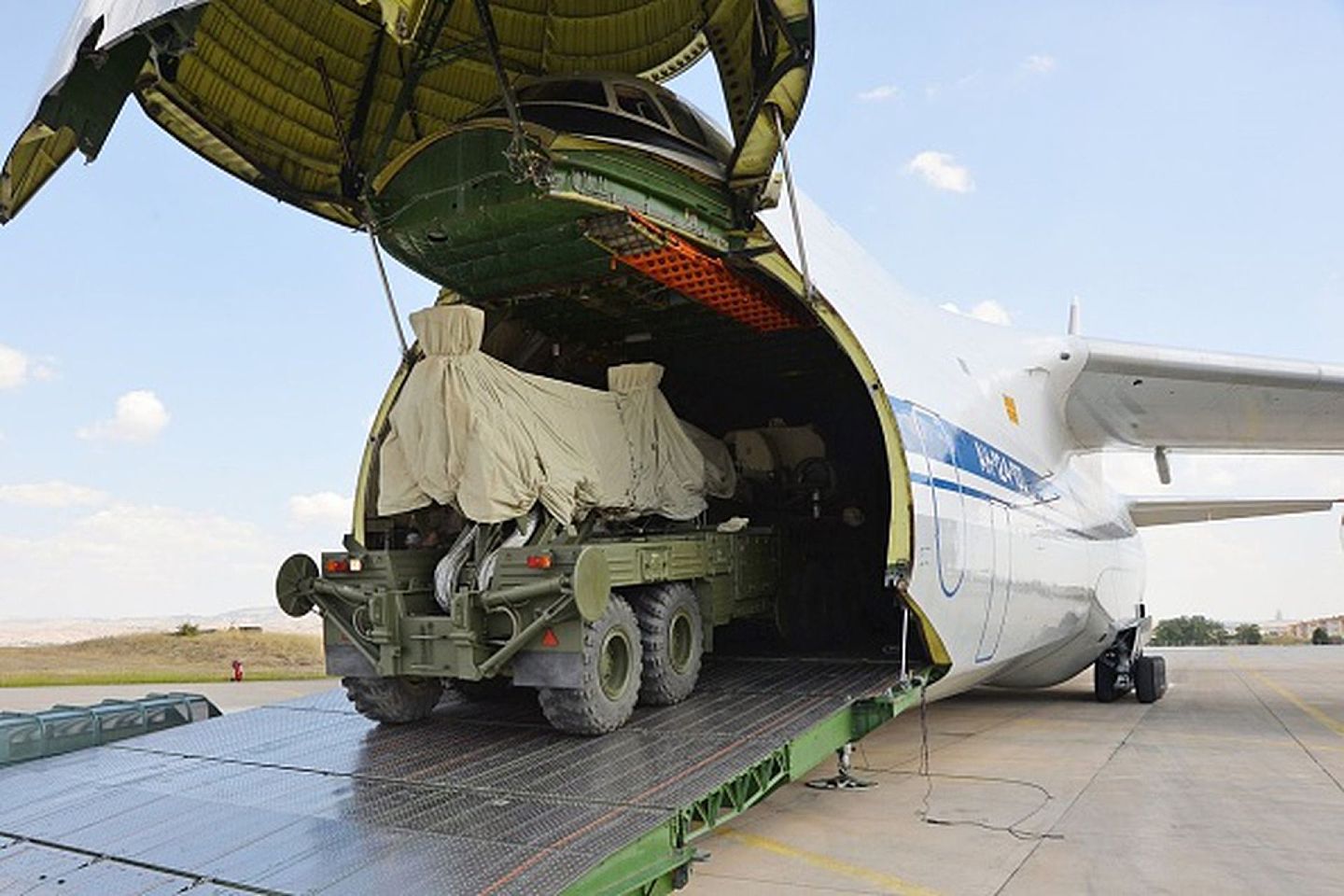 2019年9月15日，俄制S-400导弹防御系统的最后部分（电池部分）顺利运抵土耳其首都安卡拉的穆尔泰德军用机场，这也象征着俄土之间的S-400军购大单正式交付完成。（Getty Images）