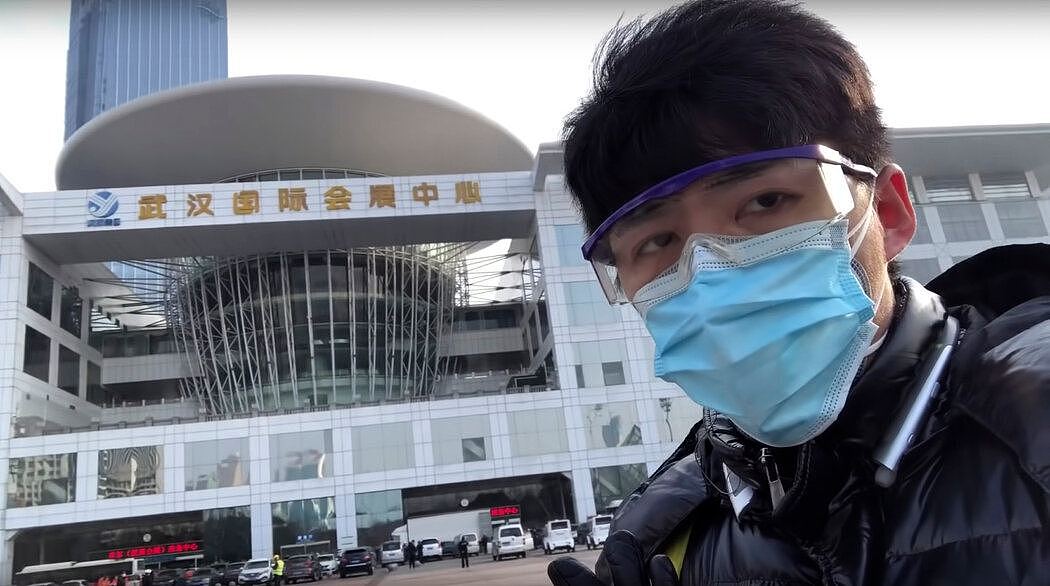 2月，另一名中国公民记者陈秋实在武汉一家方舱医院前拍摄的视频。