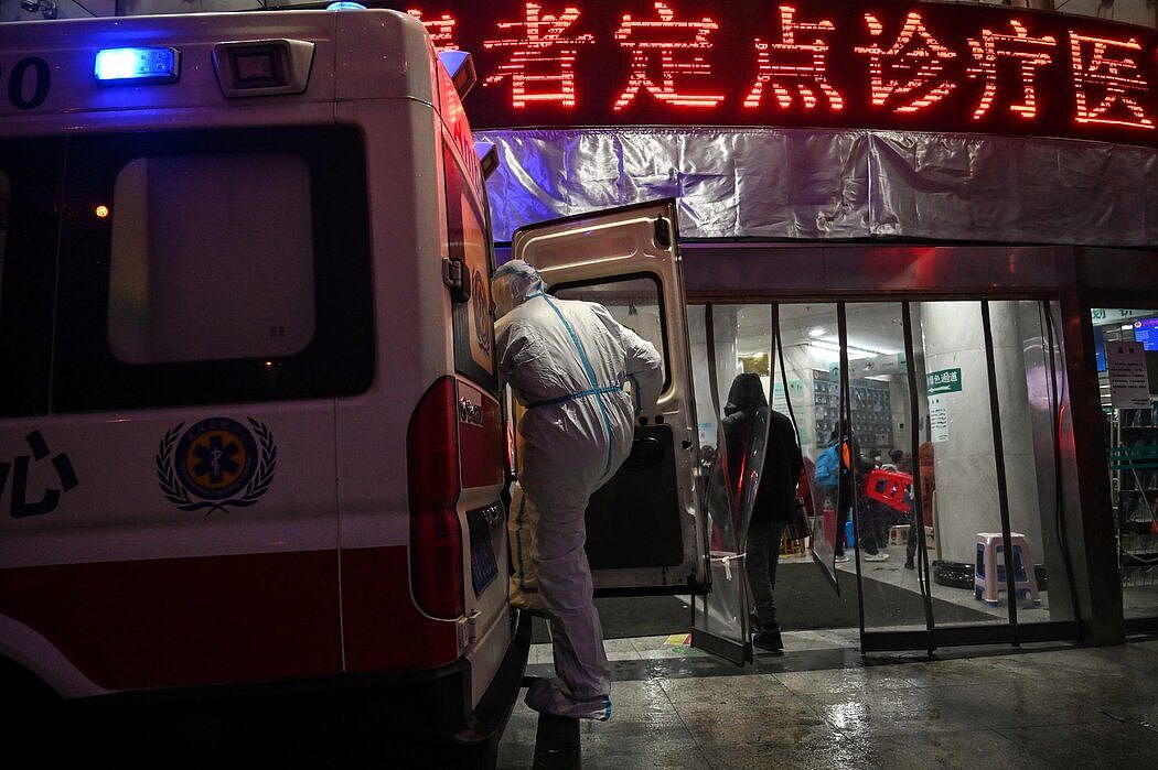 1月25日，武汉市红十字医院一名穿防护服的医务工作者。