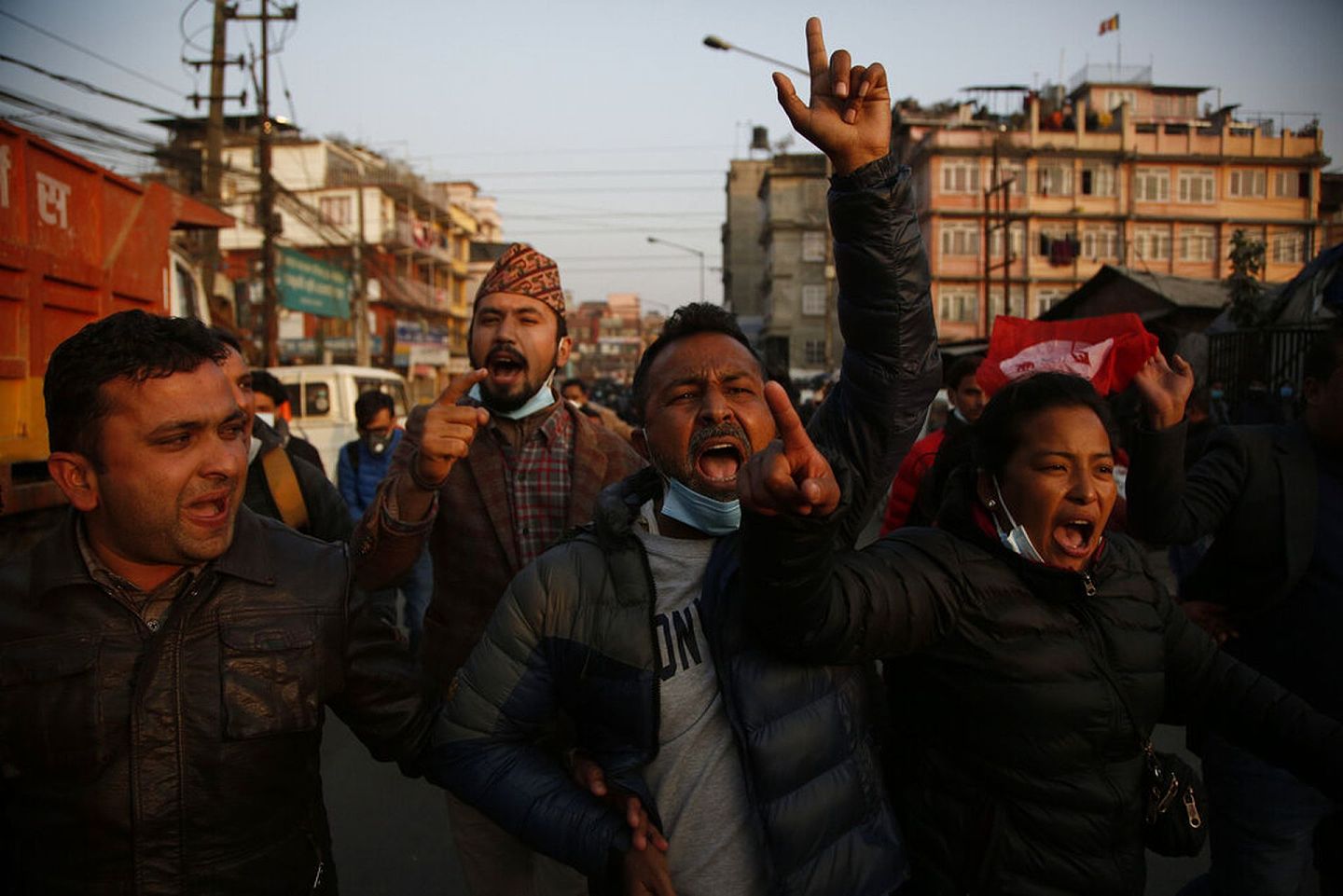 12月20日，加德满都与尼泊尔学生会有联系的学生举行反对总理奥利的示威活动。（AP）
