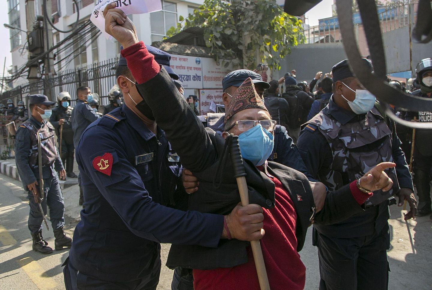 2020年12月21日，尼泊尔警察在加德满都举行的反对解散国会的抗议活动中拘留了一名人权活动家。（AP）