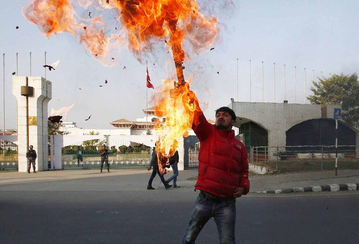 12月20日，加德满都一名示威者焚烧总理奥利的肖像。尼泊尔总理奥利决定解散议会，在国内引发不满。（AP）