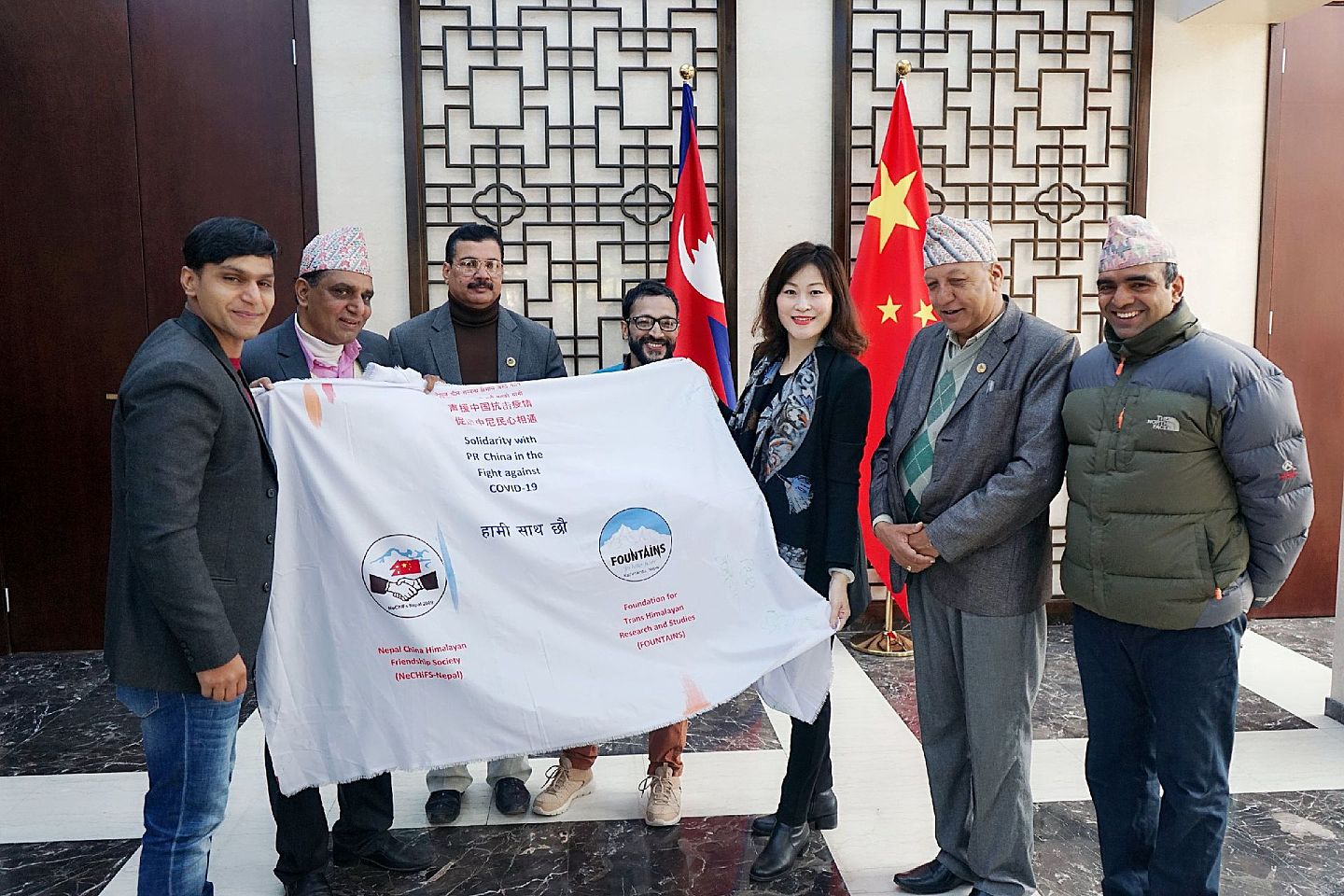 2020年2月25日，侯艳琪（右三）收到支持中国人民抗击新冠肺炎疫情的签名横幅。（Twitter@Ambassador Hou Yanqi）
