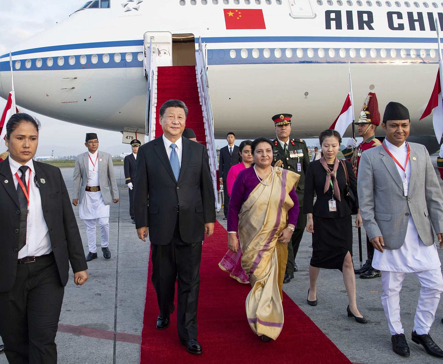 2019年10月12日，中国国家主席习近平乘坐专机抵达加德满都，开始对尼泊尔进行国事访问，尼泊尔总统班达里与女儿迎接。（新华社）