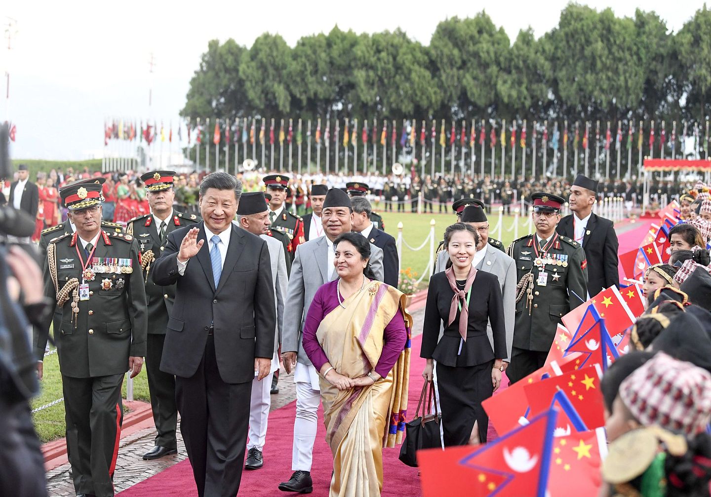 2019年10月12日，尼泊尔总统班达里在机场为习近平举行欢迎仪式。（新华社）