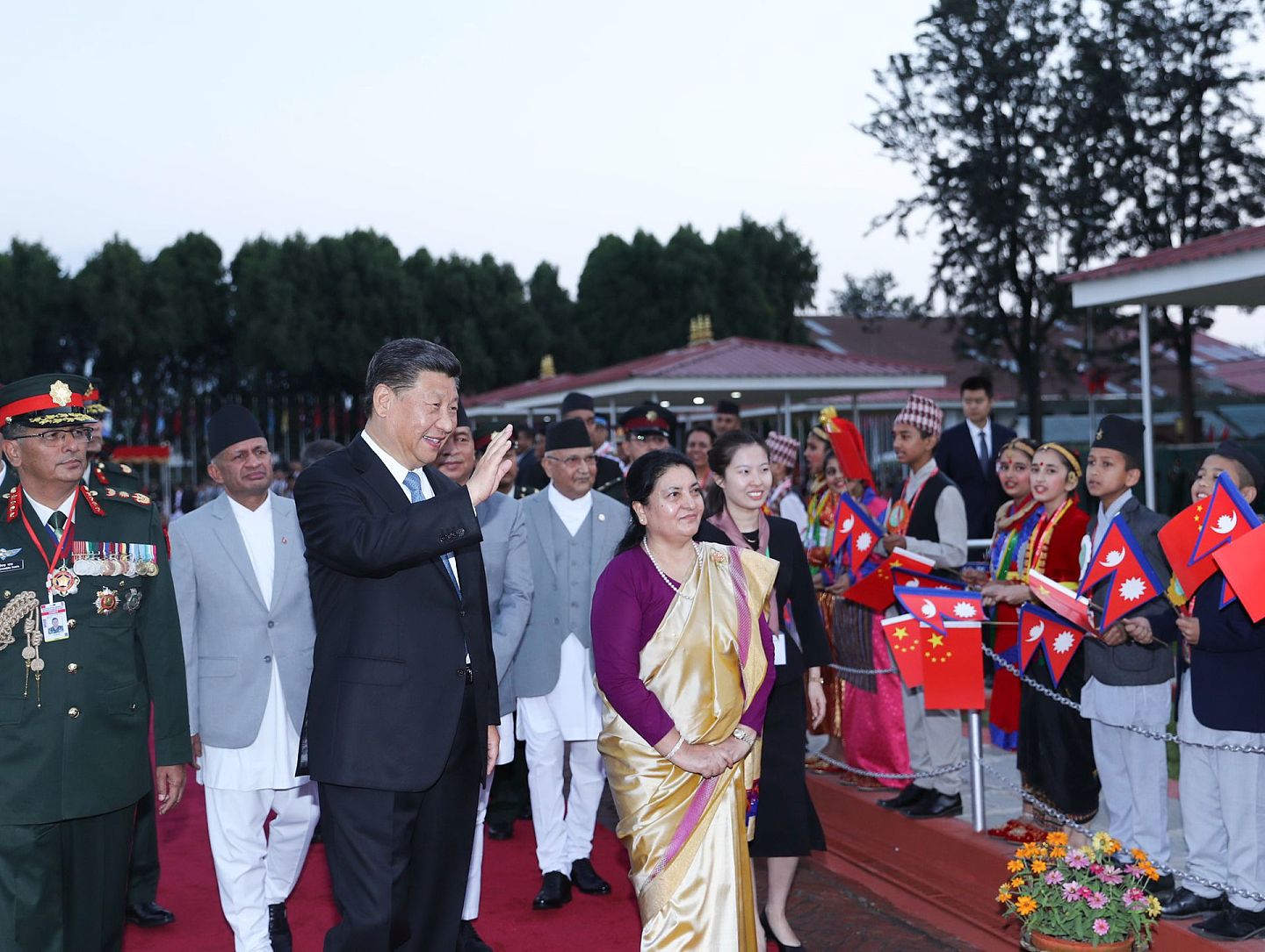 2019年10月12日，习近平在欢迎仪式现场向一些尼泊尔民众挥手。（新华社）