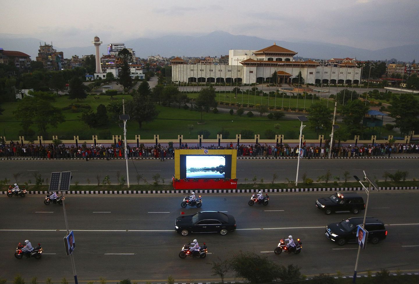 据了解，习近平是20多年来首位访问尼泊尔的中国国家主席。图为2019年10月12日，习近平的车队经过尼泊尔议会。（AP）