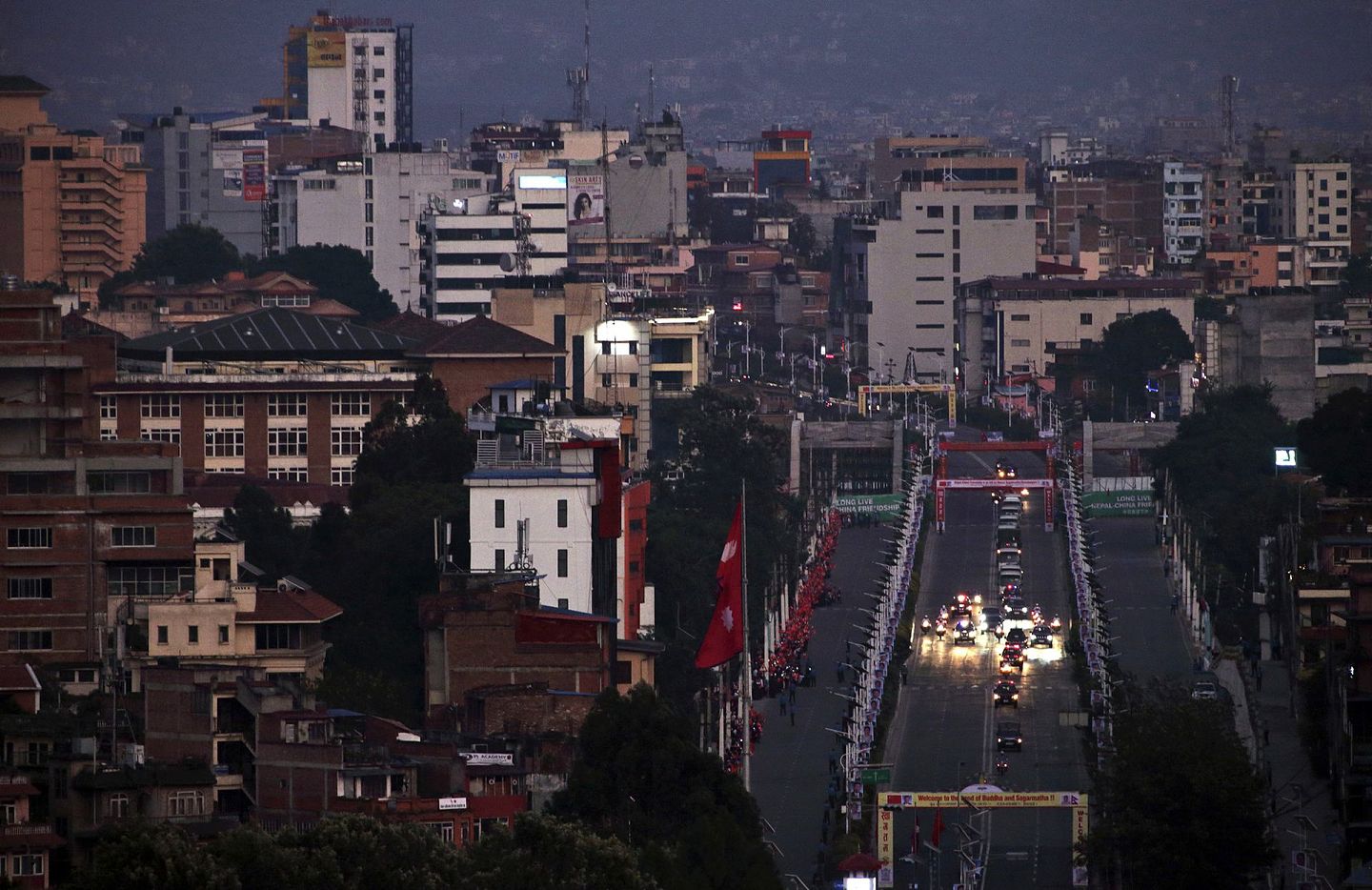 2019年10月12日，中国国家主席习近平的车队驶过尼泊尔首都加德满都的街道。（AP）