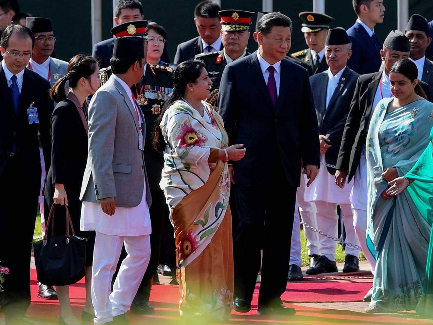 在迎接与送行仪式现场，尼泊尔总统班达里女儿（右一）全程参加。（Reuters）