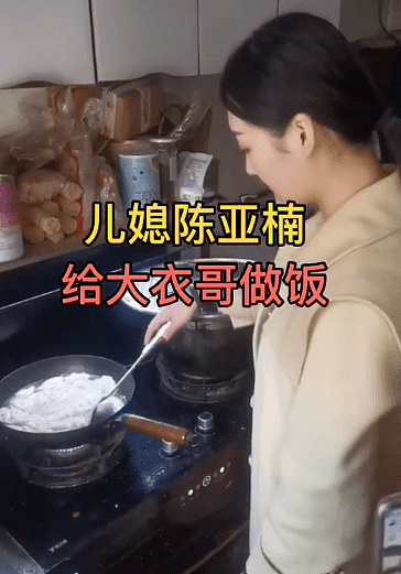 大衣哥儿媳种葱被批作秀，衣服干净崭新还戴戒指，和婆婆对比强烈