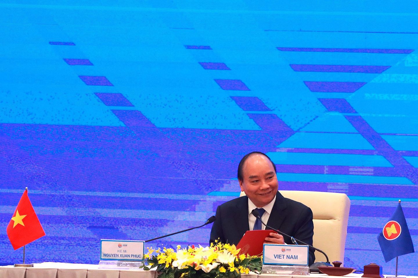 2020年11月15日，越南总理阮春福说：“我很高兴，经过8年的艰苦工作，RCEP协定终于大功告成，正式签署。”（AP）