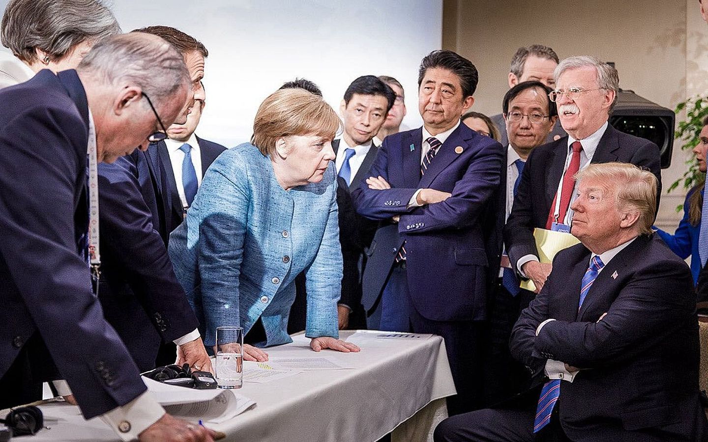 2018年6月，七国集团领导人峰会期间，德国总理默克尔（Angela Merkel，左四）等国家领导人与特朗普（右一）交谈。这张照片引发热议，被认为全面反映了盟友同美国的矛盾。 （VCG）