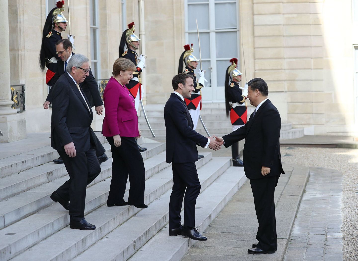 2019年3月26日，中国国家主席习近平（右一）在巴黎同出席中法全球治理论坛闭幕式的法国总统马克龙（Emmanuel Macron，右二）、默克尔（右三）和时任欧盟委员会主席容克（Jean-Claude Juncker）举行会晤。当时的中法德欧领导人会晤备受瞩目。（新华社）