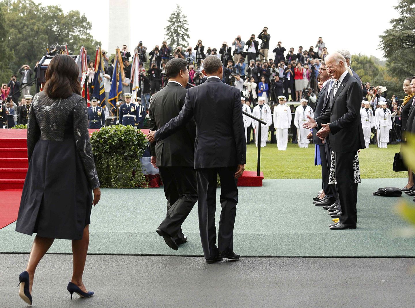 2015年9月25日美国时任总统奥巴马（Barack Obama）在白宫南草坪举行隆重仪式，欢迎习近平对美国进行国事访问。图为习近平奥巴马向拜登走去。（Reuters）