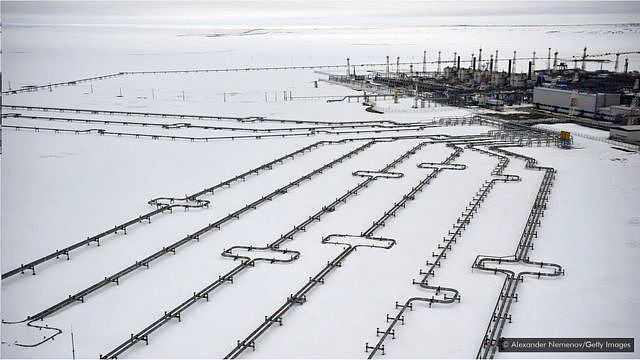 西伯利亚西部冰雪原野上的石油和天然气开采设施。波瓦伦科沃天然气田离一个环形坑洞只有26英里。 (