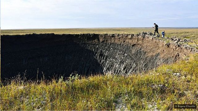 2020年8月俄国科学院石油天然气研究所的科学家前往亚马尔半岛考察，来到最新发现的坑洞边。