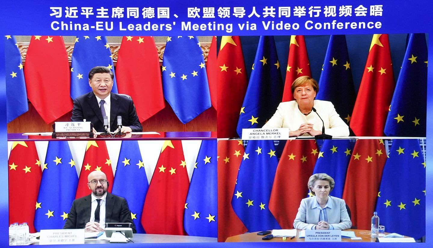 2020年9月14日，中国国家主席习近平在北京同欧盟轮值主席国德国总理默克尔、欧洲理事会主席米歇尔、欧盟委员会主席冯德莱恩共同举行会晤。已经持续7年的中欧投资协定谈判成为峰会讨论的重要内容。（新华社）