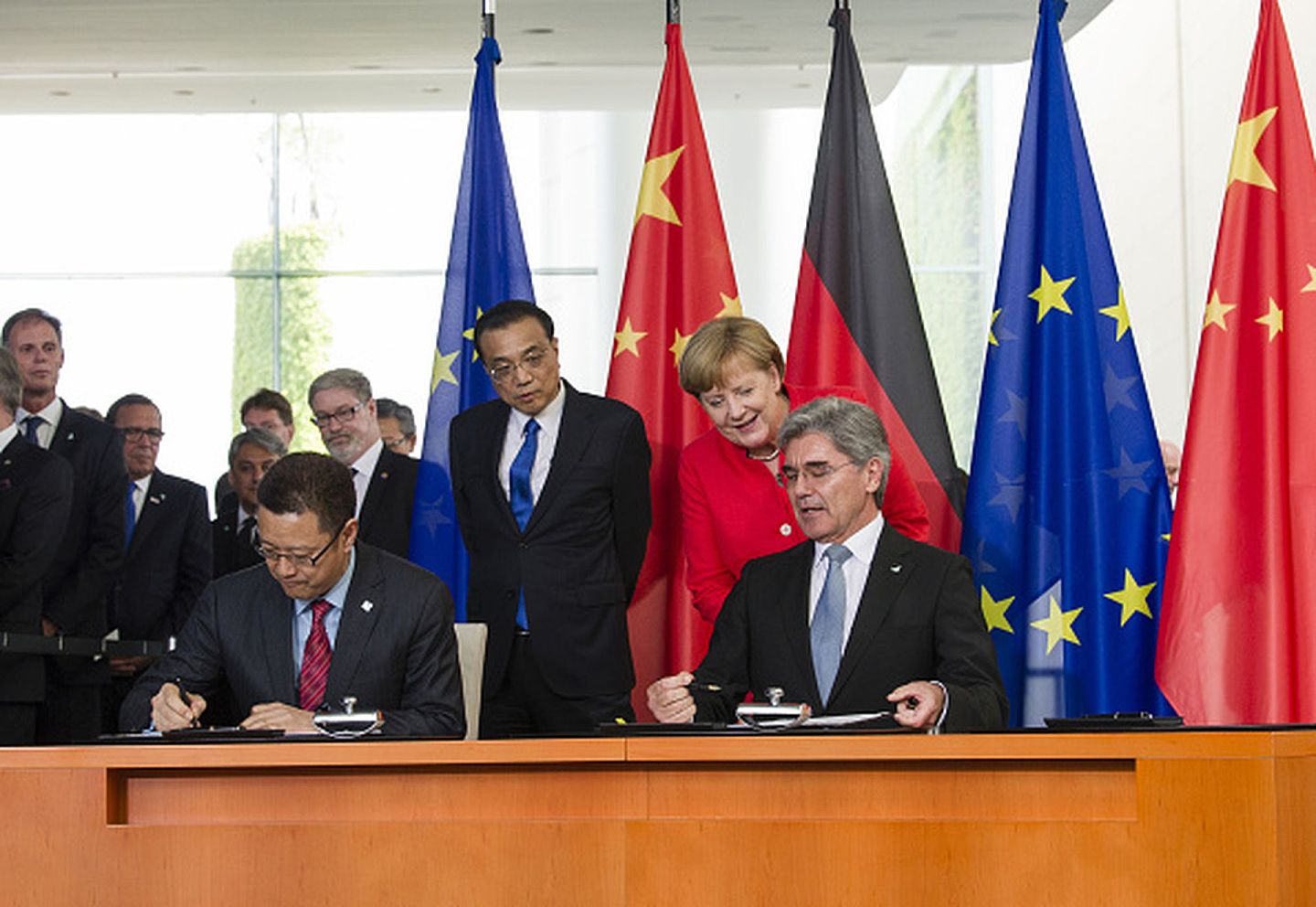 德国总理默克尔被视为欧盟方面坚定不移地推进中欧投资协定谈判的首要支柱，图为2018年7月9日，默克尔与到访的中国总理李克强在柏林总理府共同出席中核集团与德国西门子集团的商业合作协议签署仪式。（Getty）