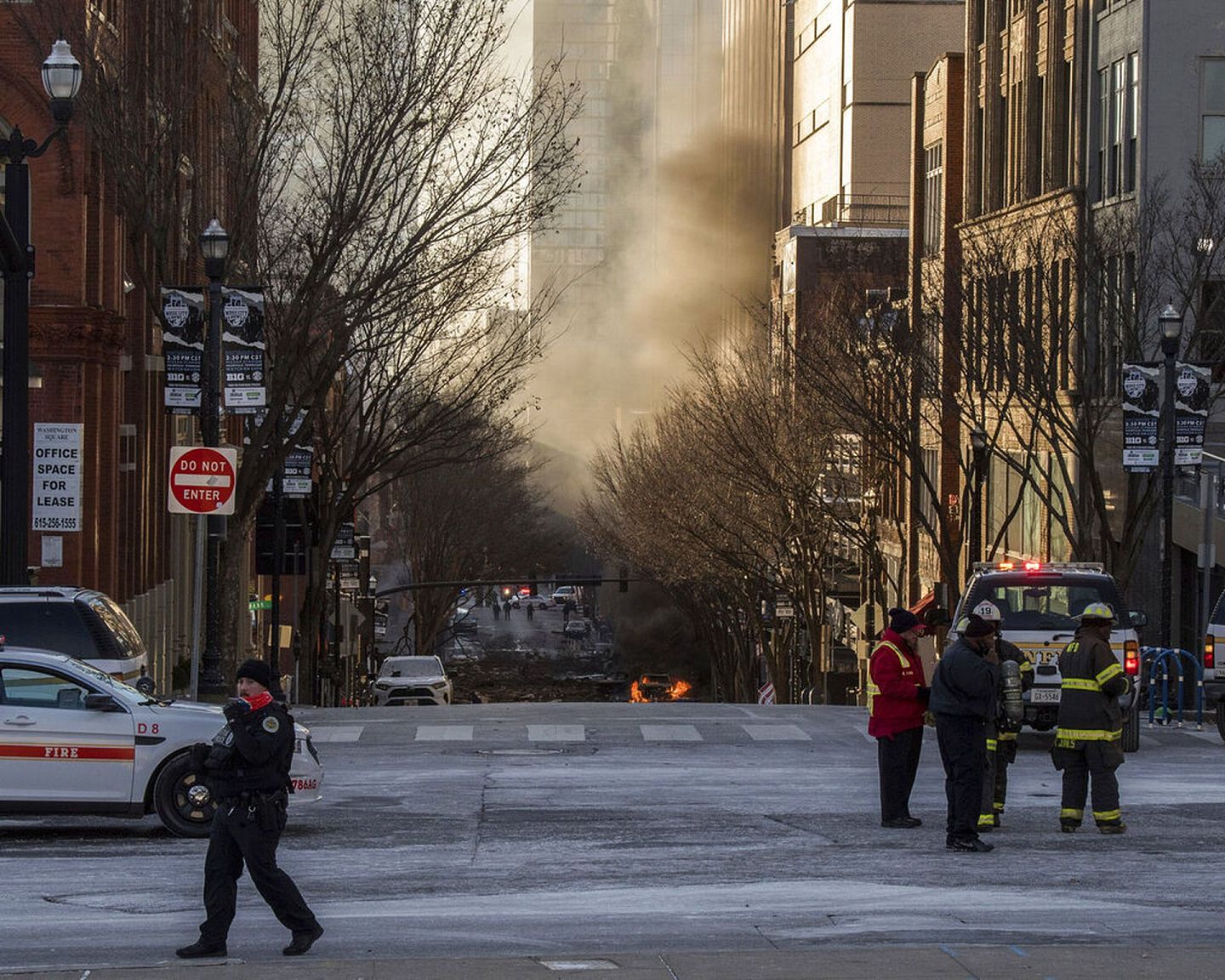美国田纳西州爆炸案：图为12月25日，街上一辆仍在焚烧的汽车。（AP）