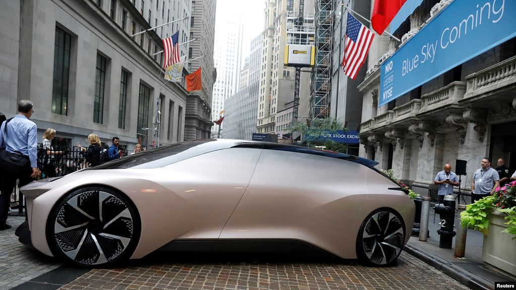 2018年9月12日，中国电动汽车初创企业蔚来汽车（NIO Inc.）的车辆停在纽约证交所（NYSE）前，庆祝公司首次公开募股（IPO）。