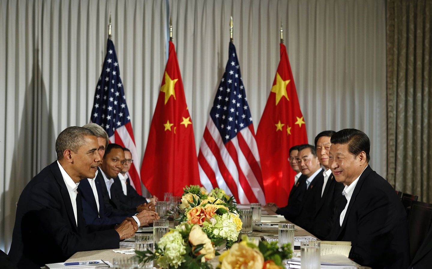 2013年6月7日，中国国家主席习近平与时任美国总统奥巴马在加州举行双边会晤。当时主管美大地区事务和翻译工作的部长助理郑泽光（右边从外至里最后一位）陪同习近平及王毅等中国领导人出席。（Reuters）
