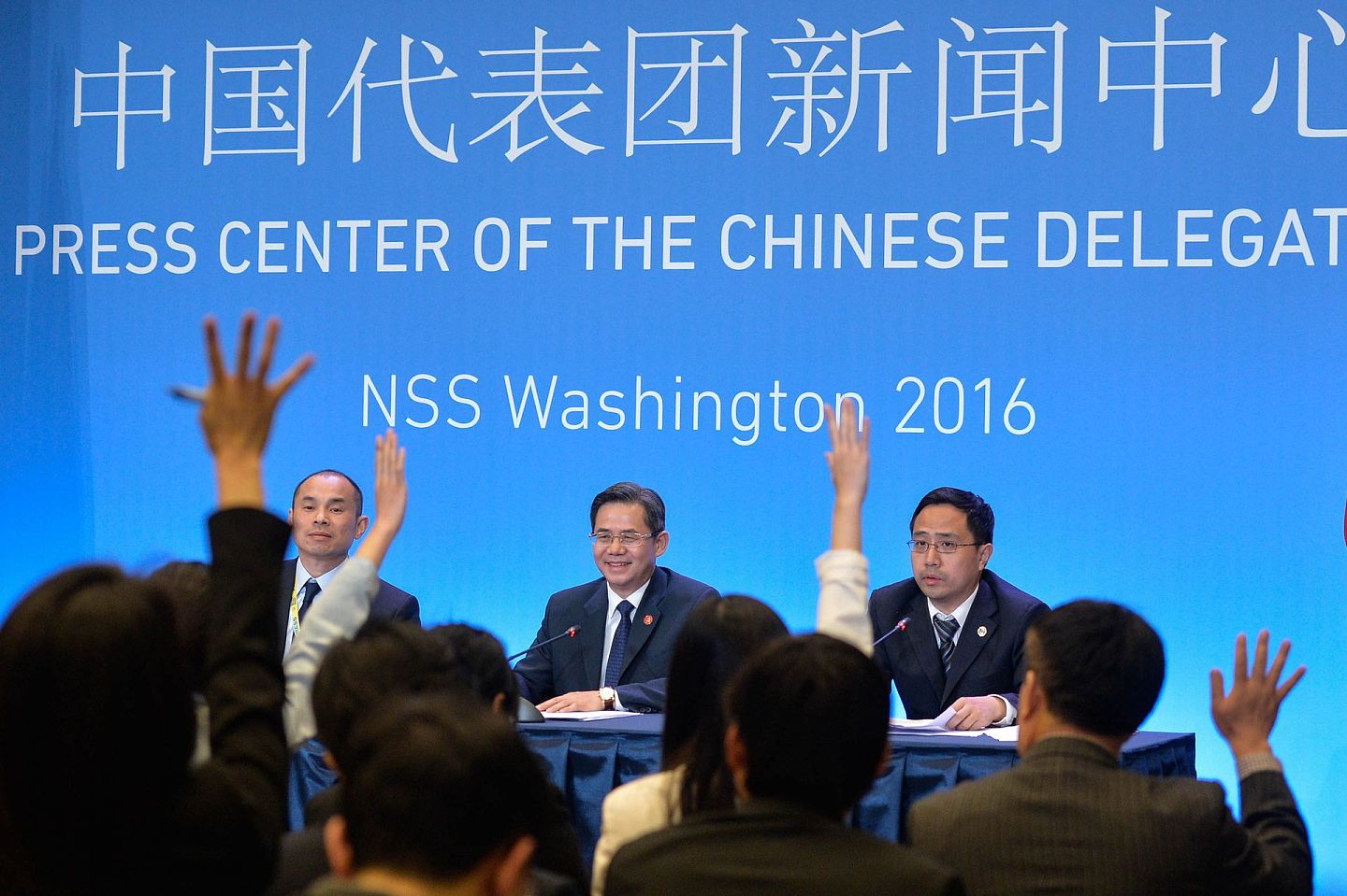 2016年3月31日，在美国首都华盛顿，中国外交部副部长郑泽光（中）在第四届核安全峰会中国代表团新闻中心举行的中外媒体吹风会上接受记者提问。（新华社）