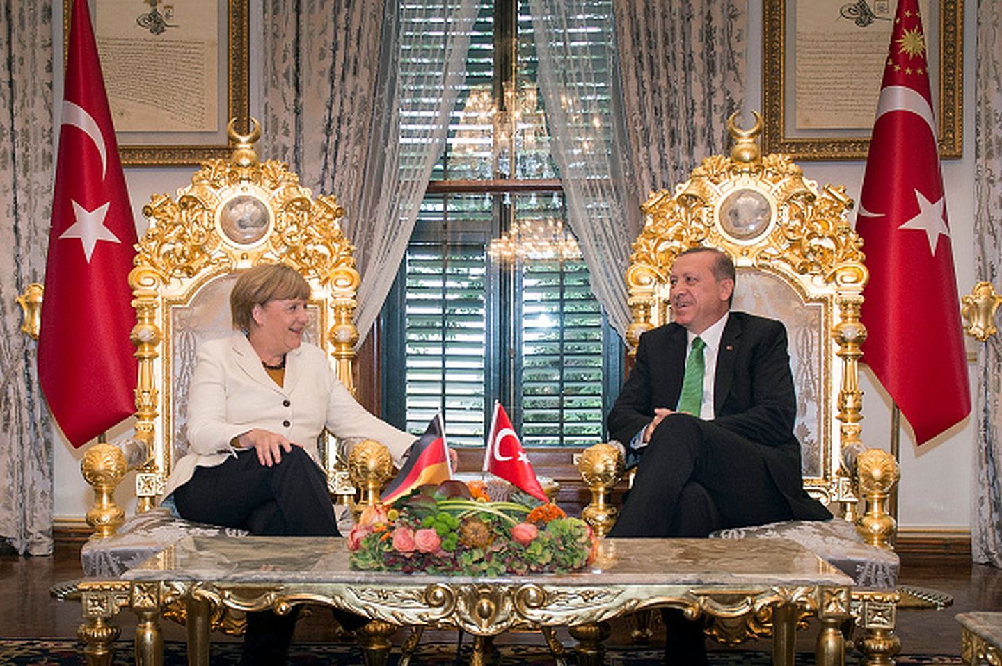 2015年10月18日，土耳其总统埃尔多安在伊斯坦布尔星宫（Yildiz Palace）与到访的德国总理默克尔举行双边会晤。（Getty Images）