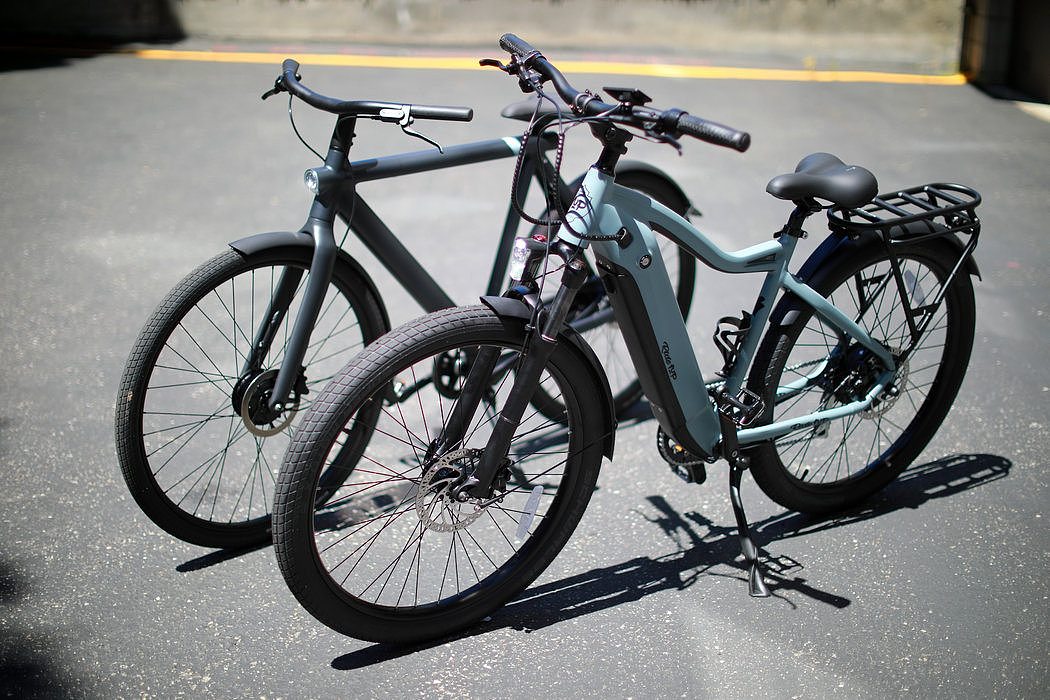 Ride1Up电动自行车（右）和VanMoof自行车。