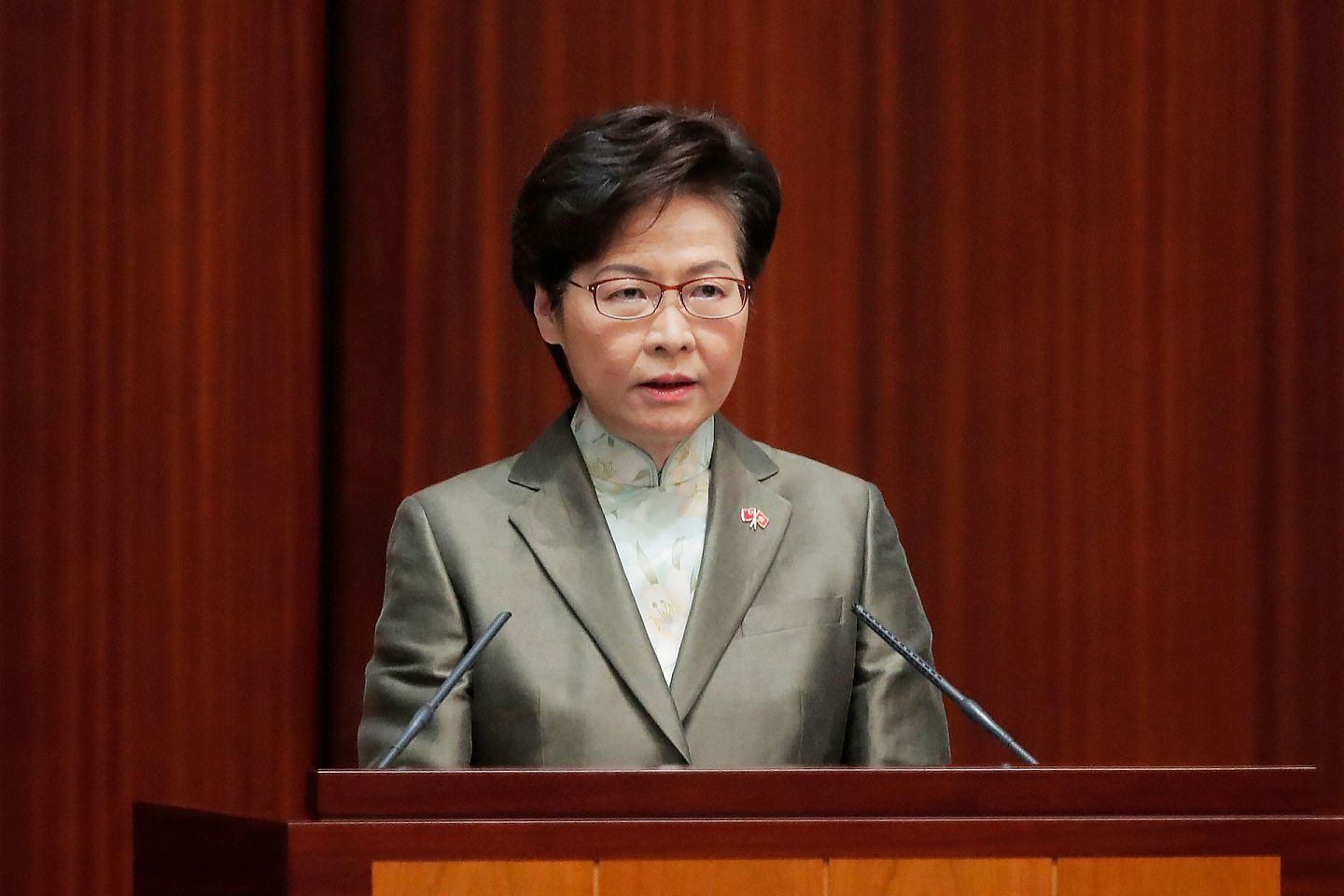 2020年11月25日林郑月娥在香港立法会宣讲年度《施政报告》时，佩戴了“一国两制”的徽章。（AP）