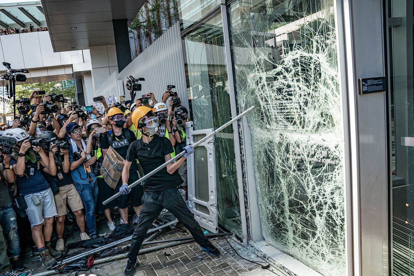 2019年7月1日，中国香港的抗议者砸碎了立法会大楼的玻璃门窗。（Getty）
