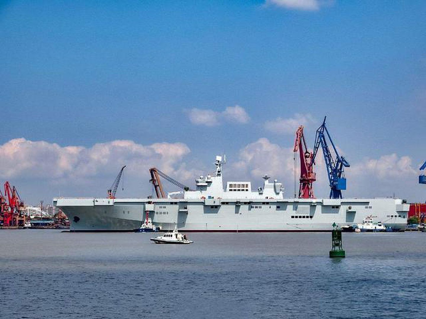 据悉，075舰排水量3万吨，可以搭载20架武装直升机，是中国海军装备中的又一利器。（微信@强国新前沿）