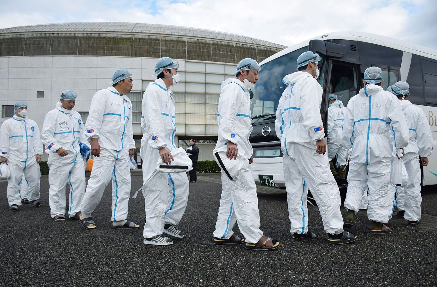 2016年12月1日日本自卫队士兵在新潟县上越市乘上巴士，前往爆发禽流感的家禽养殖场，协助扑杀23万只鸡。（Getty）