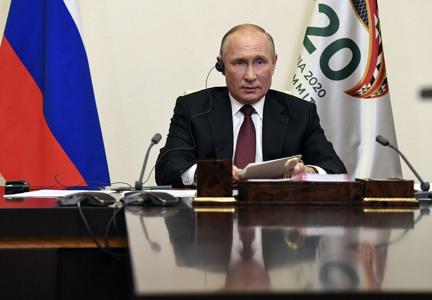 2020年11月21日，普京在莫斯科郊外的官邸通过视频，出席二十国集团（G20）峰会。（AP）