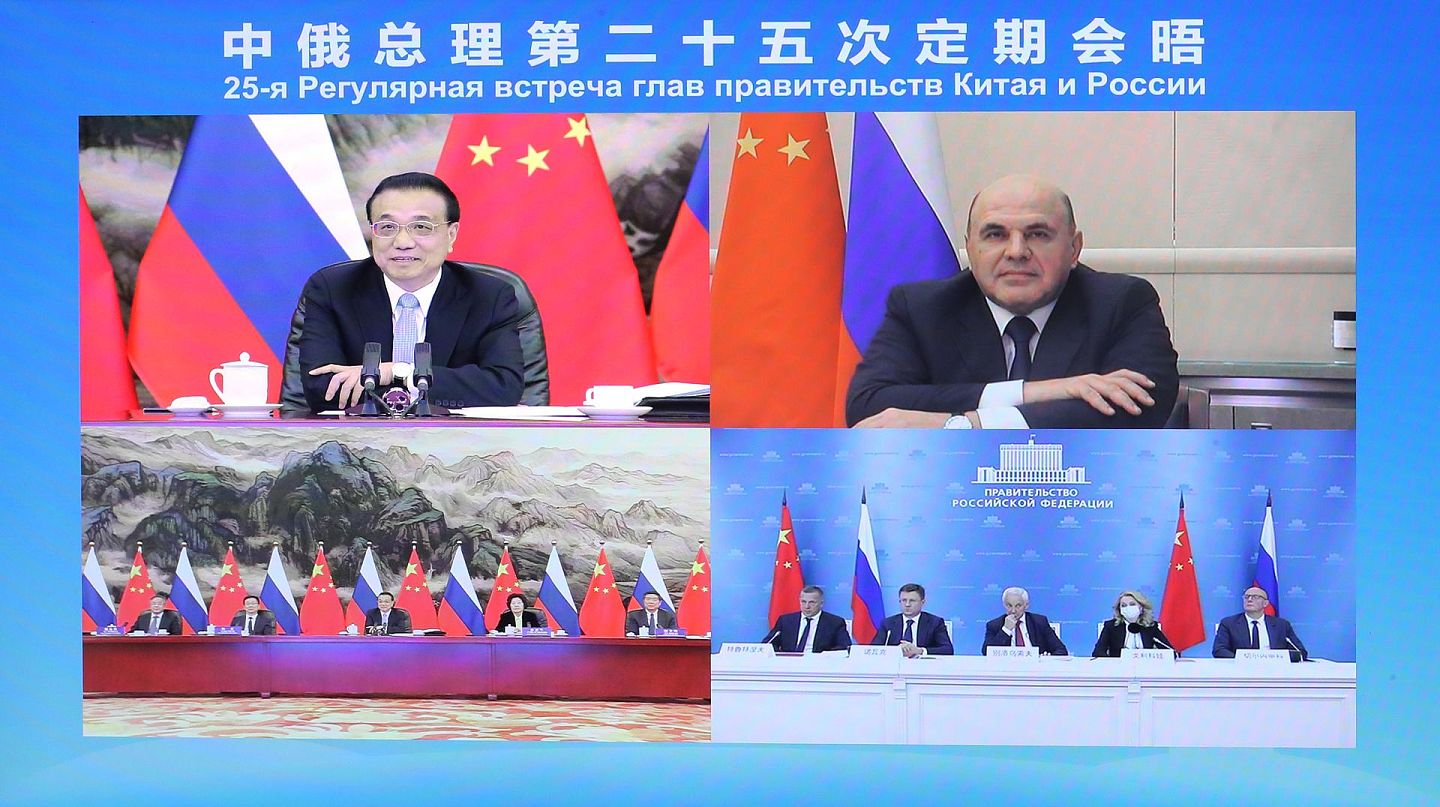 2020年12月2日，米舒斯京通过视频的方式与中国国务院总理李克强（左上角）举行会晤。（新华社）