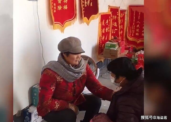 中国一村妇自称“靠手摸就能治病”，每天只看500人，门外排满人（视频/组图） - 3