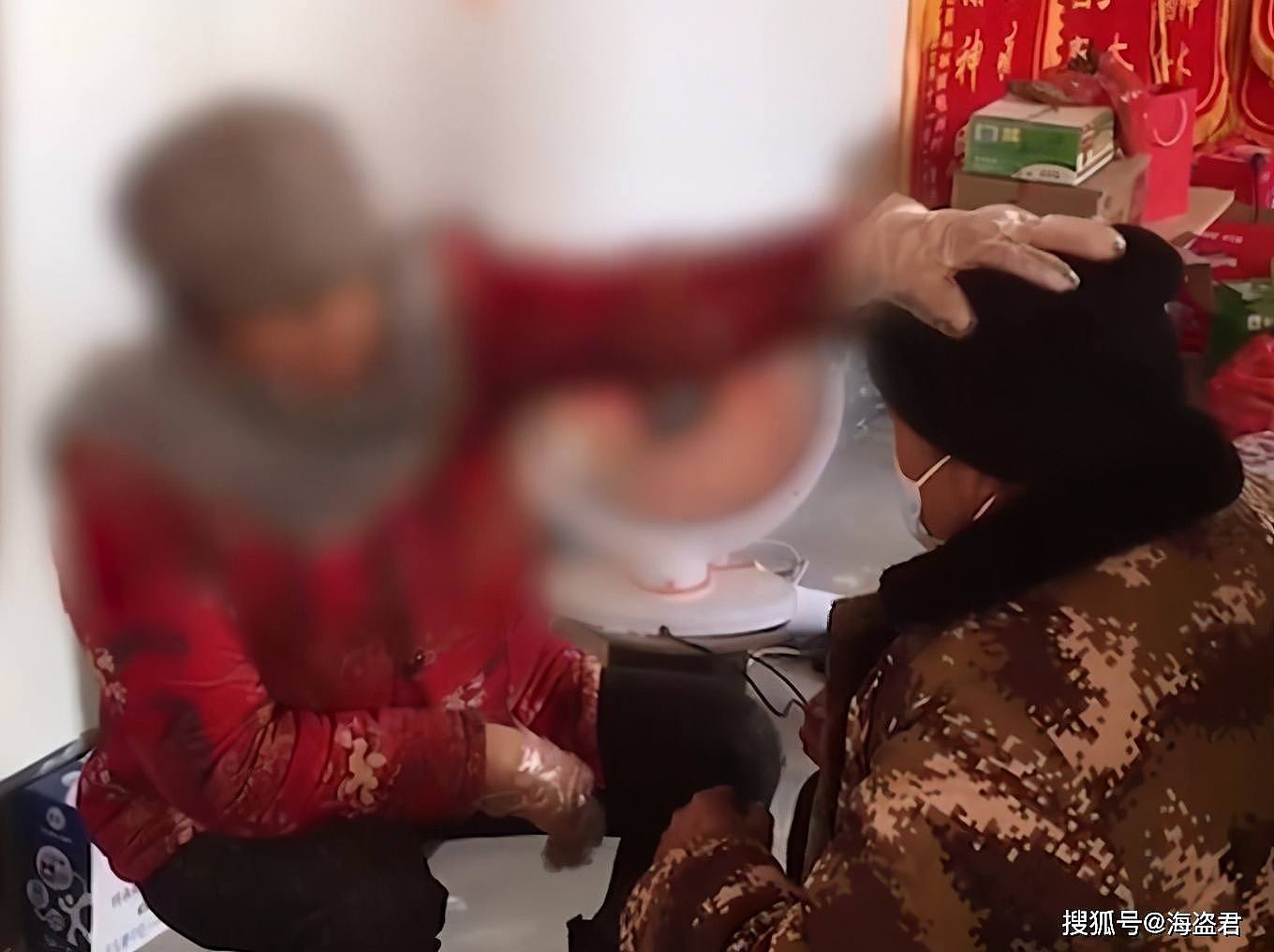 中国一村妇自称“靠手摸就能治病”，每天只看500人，门外排满人（视频/组图） - 2