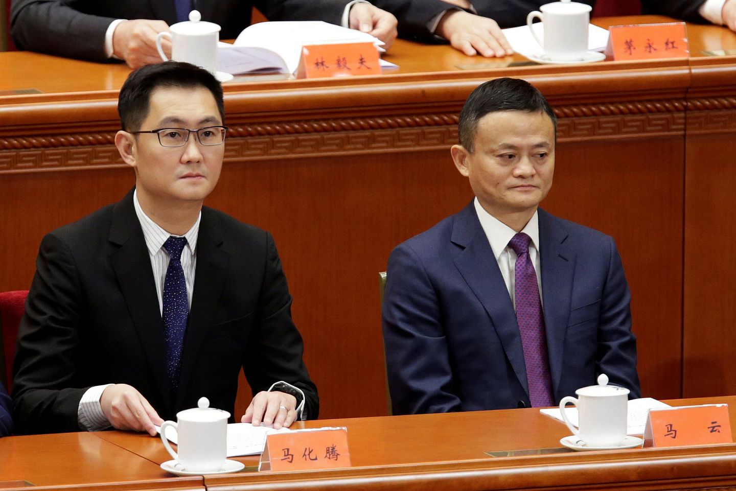 2018年12月18日，在北京人民大会堂中国互联网领军人物马云与马化腾出席中国改革开放40周年纪念活动。（Reuters）