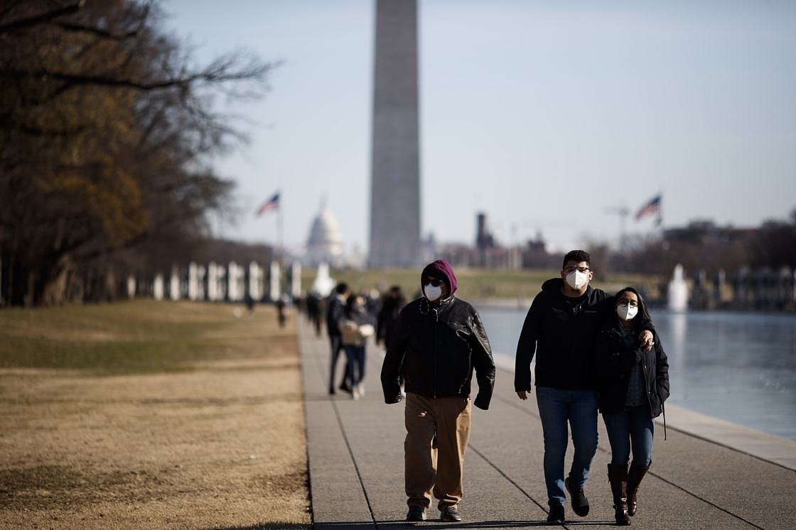 12月27日，人们在美国华盛顿的国家广场漫步。新华社 图