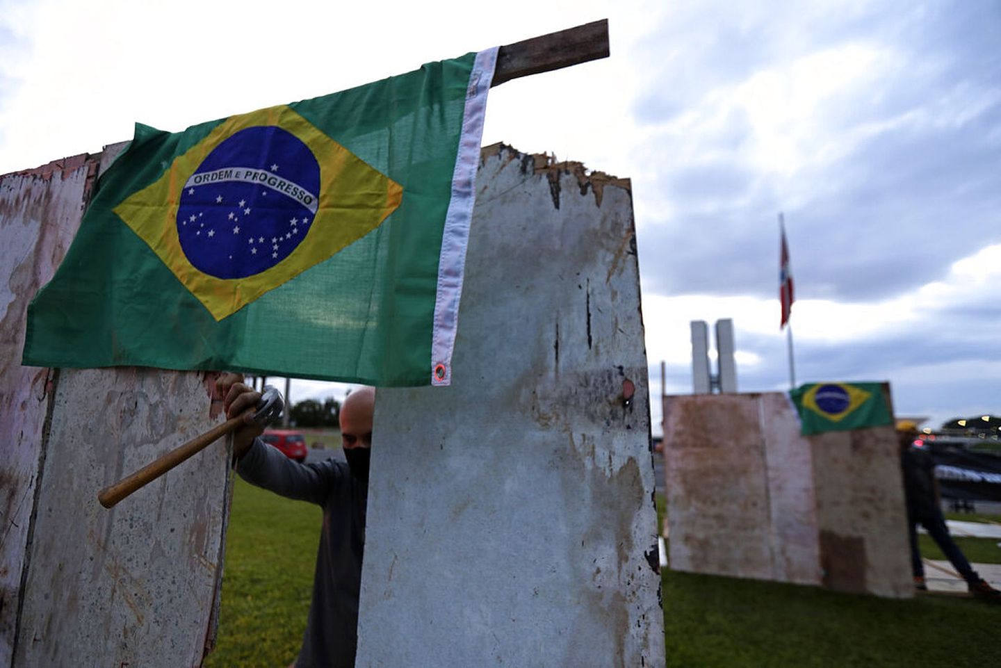 巴西受到新冠肺炎疫情重创，从一步削弱近年在走下坡的国家经济。（美联社）