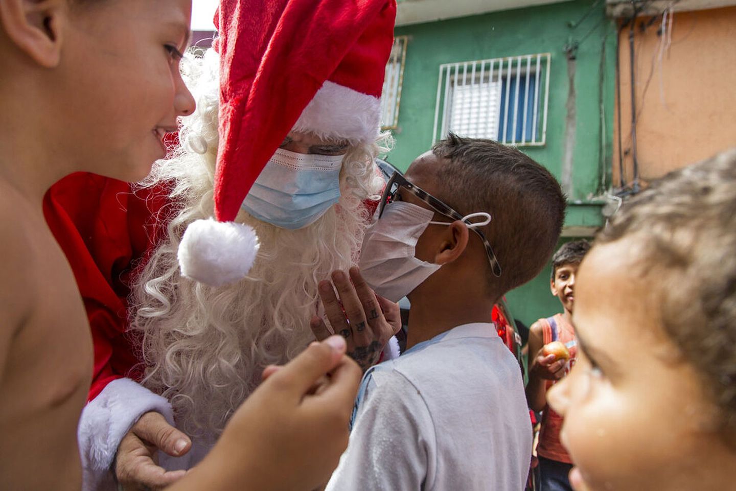 圣诞老人可为巴西基层巿民带来一点欢欣盼望？（美联社）