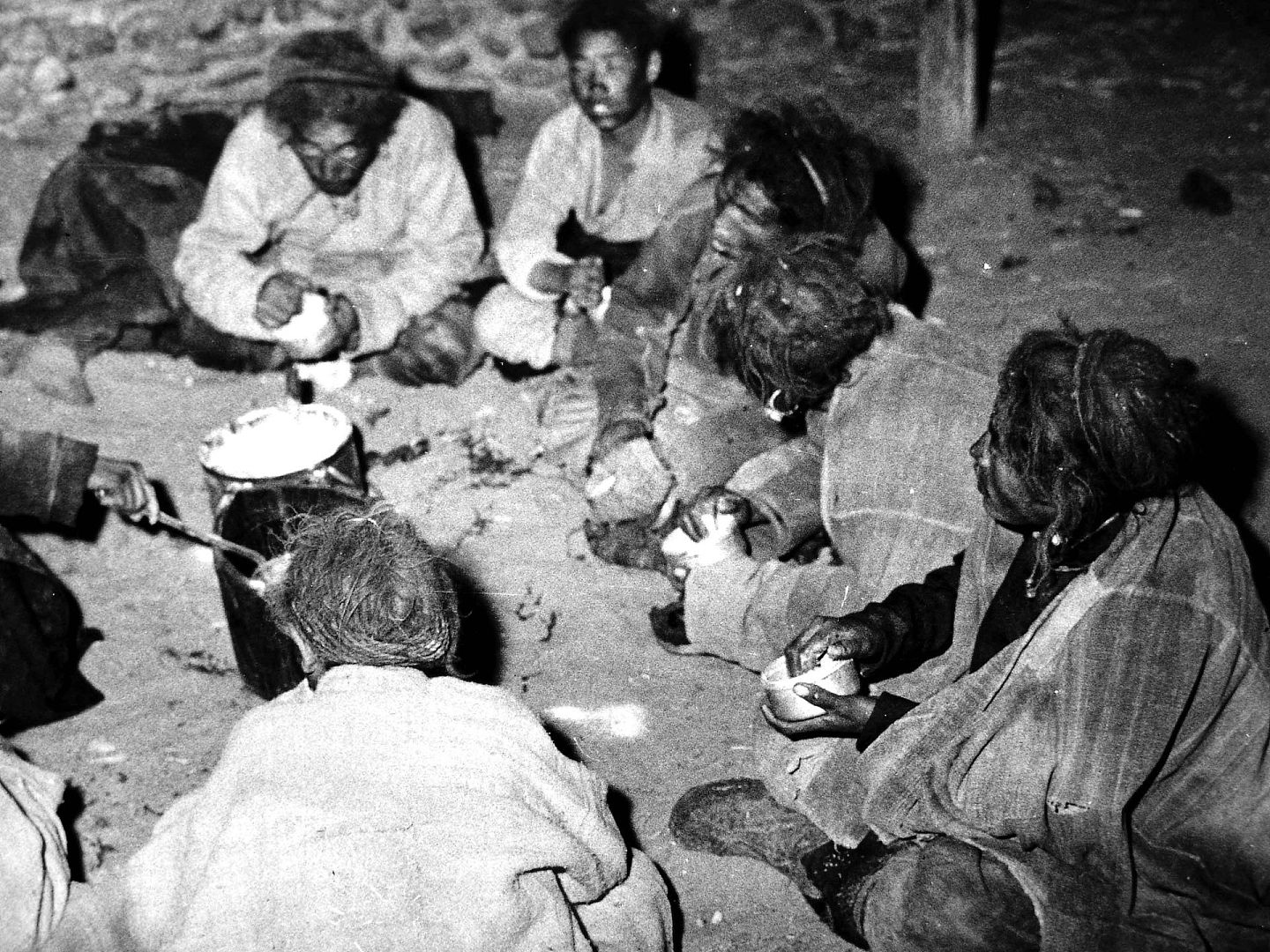 1957年，西藏吉隆庄园农奴劳动至深夜，得到一餐粗砺的食物。（VCG）