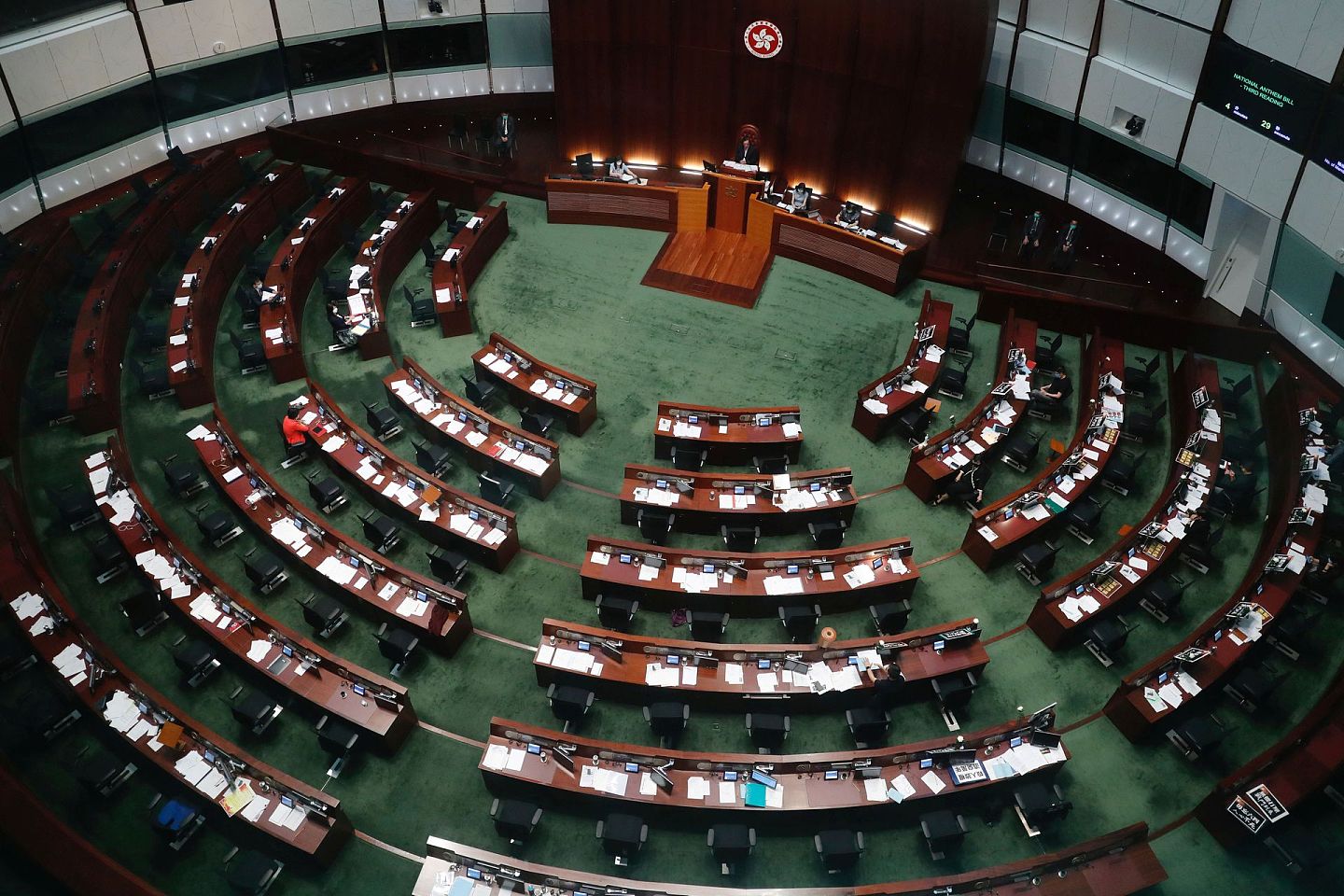 2020年6月，香港立法会开会讨论《国歌条例草案》，在此之前反对派以“揽炒”方式阻挠，所谓议会斗争是不健康的。（Reuters）