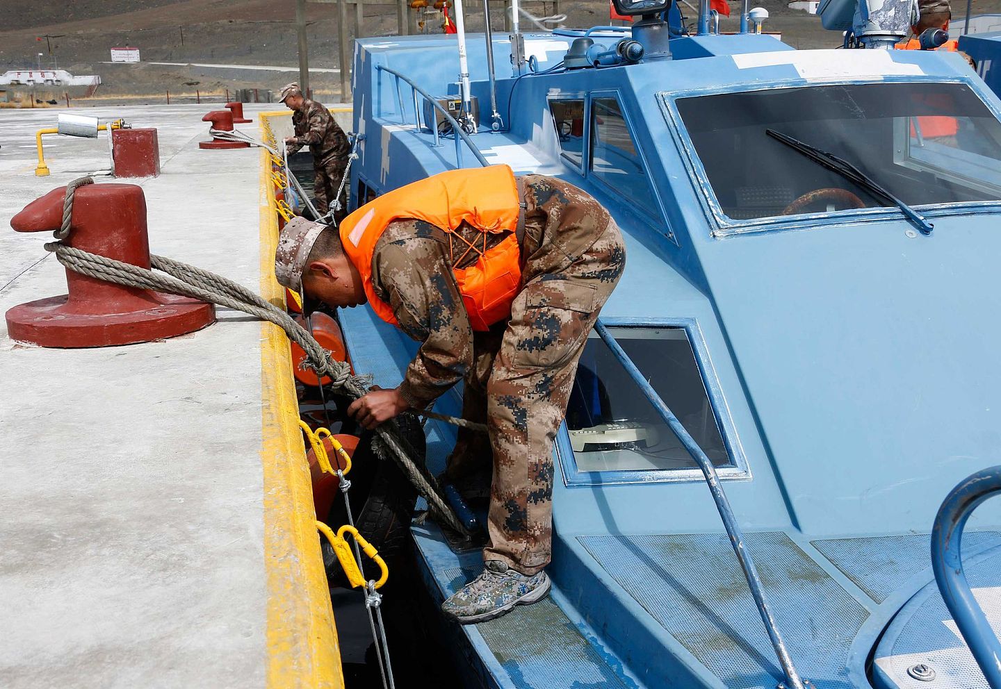 2017年5月23日，“西海舰队”10余艘船艇正式在班公湖下水试航。通过试航，检验装备性能，确保长达半年的水上巡逻任务安全顺利完成。（视觉中国）