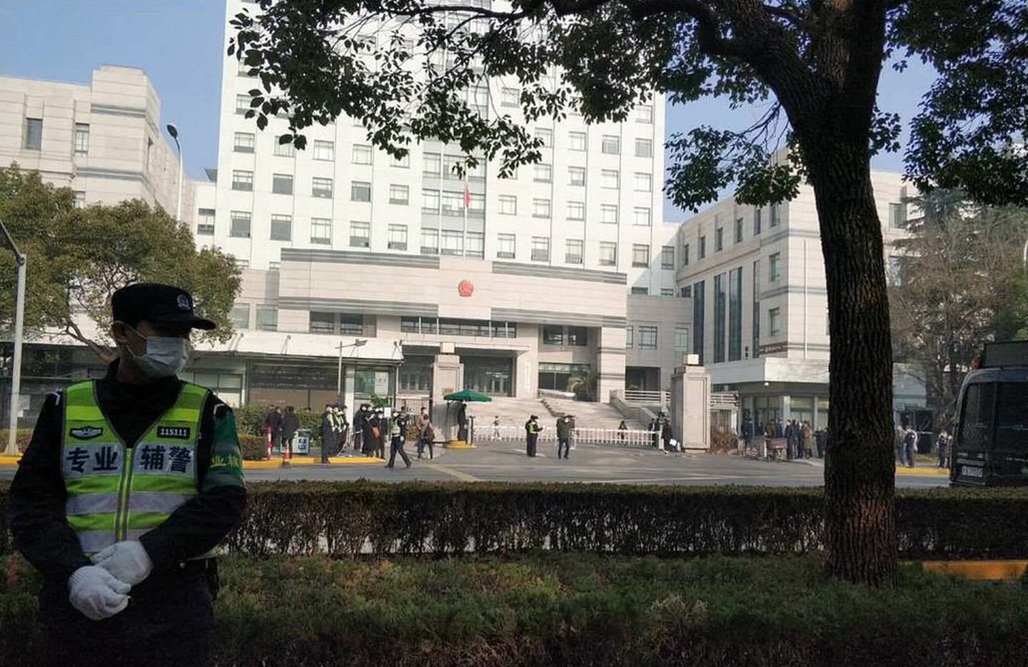 上海浦东新区法院，一名辅警巡视。（中央社）