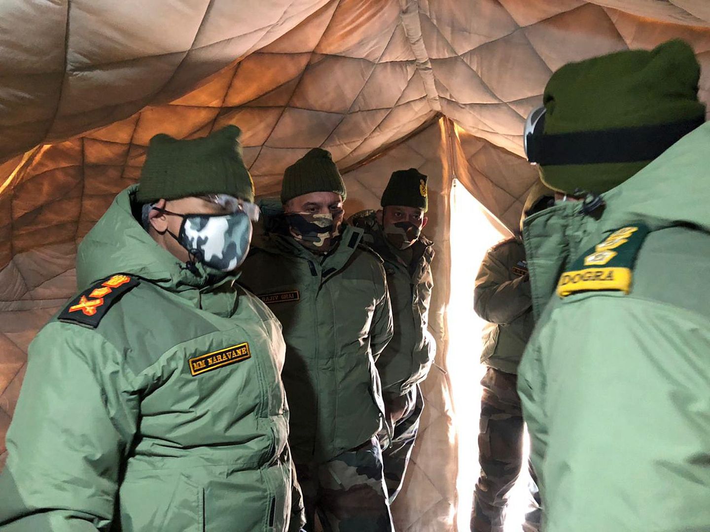 纳拉万走进阵地营房，关怀士兵生活。从黄色帐篷布看，似乎是羽绒制品。（Twitter@adgpi）