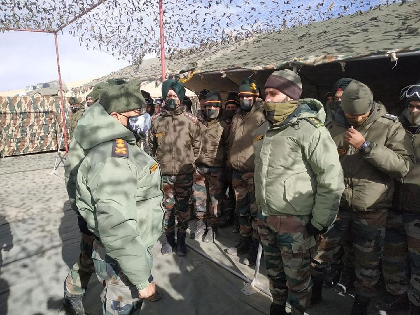印度陆军参谋长纳拉万（Manoj Mukund Naravane）12月23日到访中印边境的班公湖南岸热钦山口及附近高地哨所营房。（Twitter@adgpi）