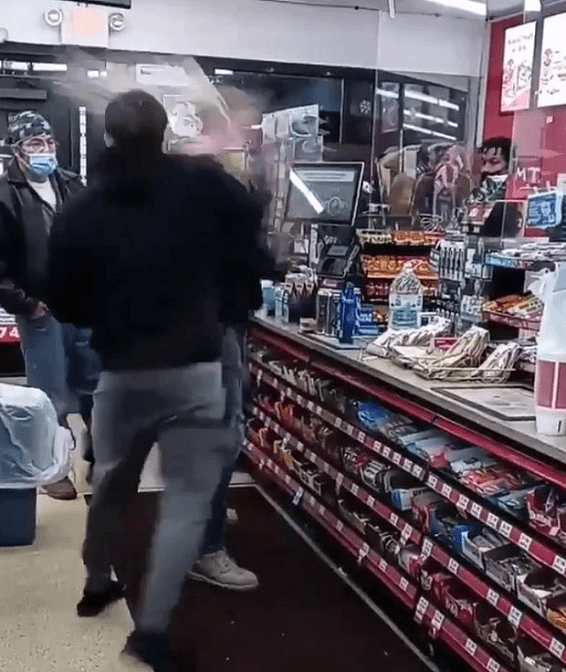 白人瘦子超市不戴口罩，破口大骂非裔壮汉，被其按倒在地暴捶胖揍（视频/组图） - 2